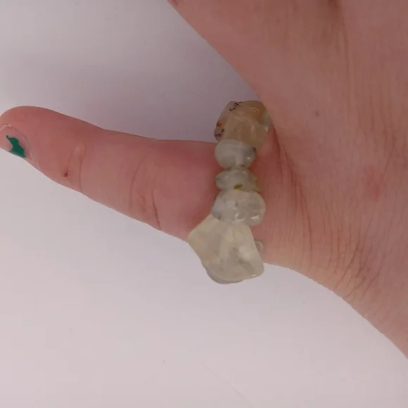 💕5/25 Green stone chip ring size 6 - Picture 3 of 3